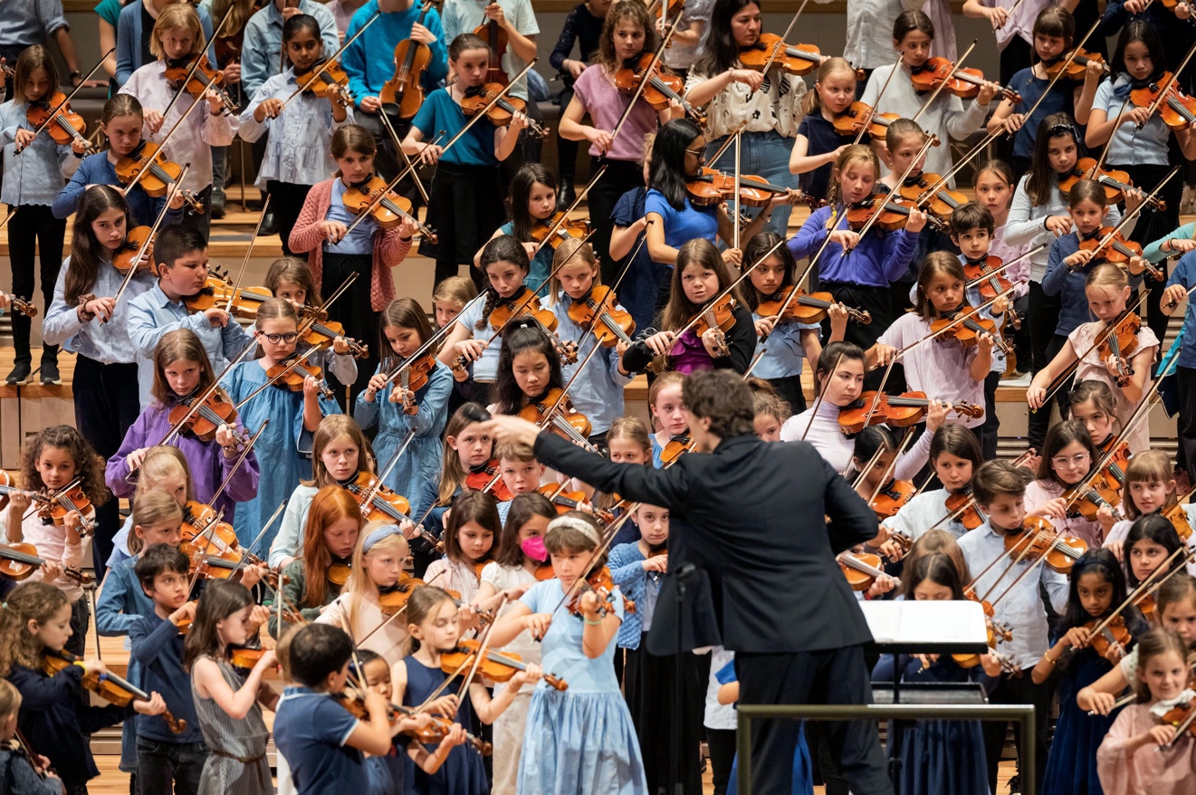 Large children's orchestra at the Tonhalle Zürich